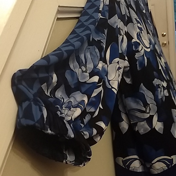 Beautiful navy blue and white polyester/spandex - Picture 3 of 4